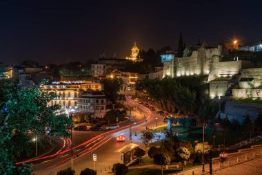 Tiflis, Gürcistan - 14 Ekim 2020: Güzel gece manzarası Tiflis, Ortodoks kilisesi Sameba. Rike, Georgia