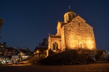 Tiflis, Gürcistan - 14 Ekim 2020: Metekhi, Gürcistan Kilisesi 'nin Gece Görüşü