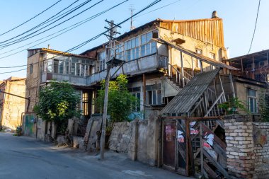 Tiflis, Gürcistan - 14 Ekim 2020: Tiflis 'teki eski tarihi evler, Gürcistan' a seyahat