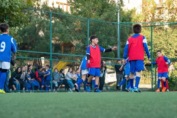 Tbilisi, Gruzja - 7 października 2020: Chłopcy grają w piłkę nożną — Zdjęcie stockowe