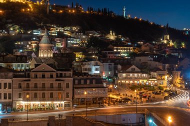 Tiflis, Gürcistan - 14 Ekim 2020: Eski Abanotubani Bölgesi Gece Görüşü. Tiflis, Georgia. Din