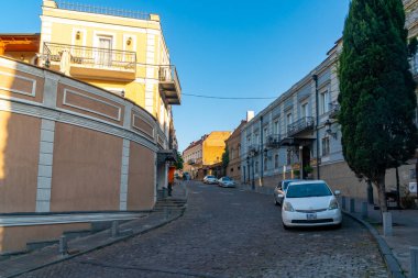 Tiflis, Gürcistan - 14 Ekim 2020: Tiflis 'teki eski tarihi evler, Gürcistan' a seyahat