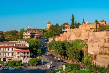 Tiflis, Gürcistan - 14 Ekim 2020: Avrupa meydanı ve arkada Kutsal Üçlü Sameba kilisesi. Tiflis. Seyahat