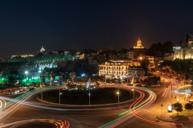 Tiflis, Gürcistan - 14 Ekim 2020: Güzel gece manzarası Tiflis, Ortodoks kilisesi Sameba. Rike, Georgia