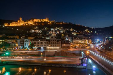 Tiflis, Gürcistan - 14 Ekim 2020: Narikala Kalesi ve şehrin diğer simgeleri. Seyahat