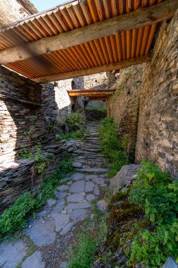 Dağ köyü Shatili 'deki eski kalenin iç kısmı, ortaçağ şatosunun kalıntıları. Khevsureti, Gürcistan. Seyahat