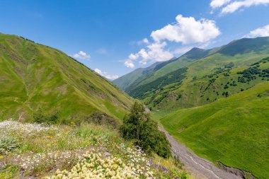 Yukarı Khevsureti, Gürcistan 'ın güzel dağlık manzarası. Seyahat