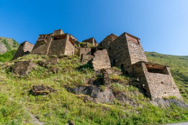 Dağ köyü Shatili 'deki eski kale, ortaçağ şatosunun kalıntıları. Khevsureti, Gürcistan. Seyahat