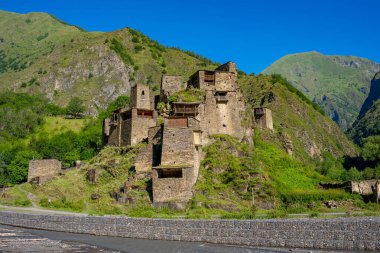 Dağ köyü Shatili 'deki eski kale, ortaçağ şatosunun kalıntıları. Khevsureti, Gürcistan. Seyahat