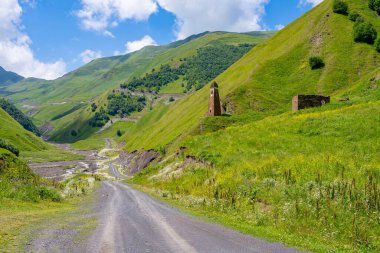 Lebaiskari 'nin ortaçağ kalesi. Yukarı Khevsureti, Gürcistan 'daki eski taş kule. seyahat