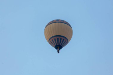 Mavi gökyüzüne karşı üç sıcak hava balonu. Aşağıdan güzel renkli sıcak hava balonları manzarası. Seyahat, Kapadokya