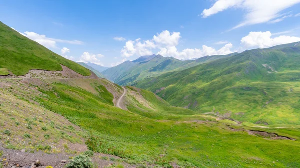 Yukarı Khevsureti, Gürcistan 'ın güzel dağlık manzarası. Seyahat