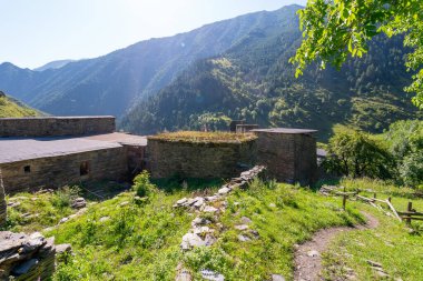 Dağ köyü Shatili 'deki eski kale, ortaçağ şatosunun kalıntıları. Khevsureti, Gürcistan. Seyahat