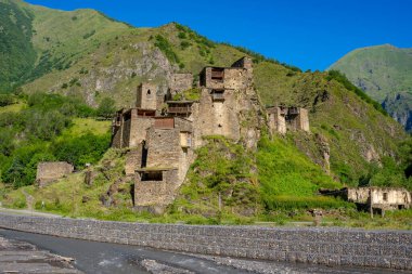 Dağ köyü Shatili 'deki eski kale, ortaçağ şatosunun kalıntıları. Khevsureti, Gürcistan. Seyahat