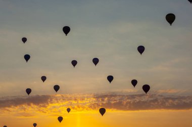 Sabah gökyüzüne karşı üç sıcak hava balonu. Aşağıdan güzel renkli sıcak hava balonları manzarası. Seyahat, Kapadokya