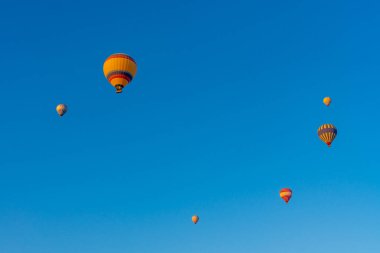 Mavi gökyüzüne karşı üç sıcak hava balonu. Aşağıdan güzel renkli sıcak hava balonları manzarası. Seyahat, Kapadokya