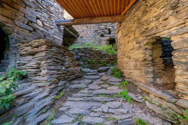 Dağ köyü Shatili 'deki eski kalenin iç kısmı, ortaçağ şatosunun kalıntıları. Khevsureti, Gürcistan. Seyahat