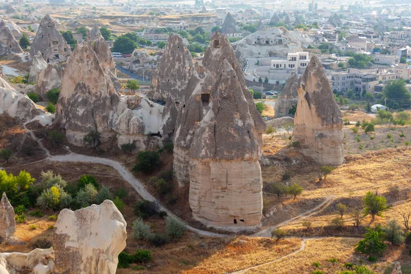 Kapadokya 'daki volkanik kaya oluşumları antik Hıristiyanların ikamet ettikleri yer. Seyahat
