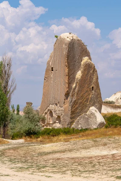 Kapadokya 'daki volkanik kaya oluşumları antik Hıristiyanların ikamet ettikleri yer. Seyahat
