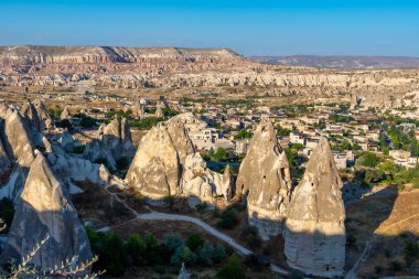 Kapadokya 'daki volkanik kaya oluşumları antik Hıristiyanların ikamet ettikleri yer. Seyahat