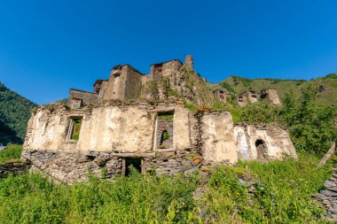 Dağ köyü Shatili 'deki eski kale, ortaçağ şatosunun kalıntıları. Khevsureti, Gürcistan. Seyahat
