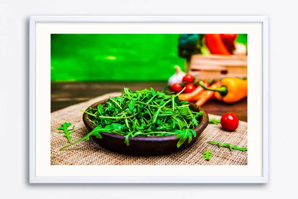 Hojas de rúcula verde en tazón. Ensalada fresca . — Foto de Stock