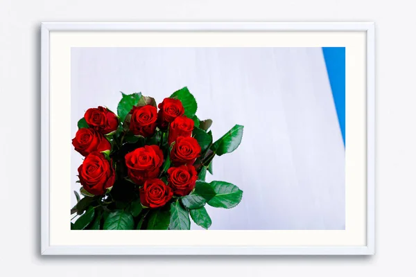 Rote Rosen auf hölzernem Hintergrund. Liebesdesign. — Stockfoto