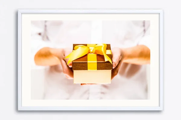 Αρσενικό χέρια που κρατούν ένα κουτί δώρου με κορδέλα. — Φωτογραφία Αρχείου