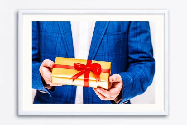 Male hands holding a gift box with ribbon. — Stock Photo, Image