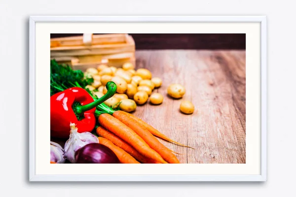 Patatas, zanahoria y pimiento rojo. Cesta de madera . — Foto de Stock