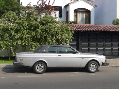 Lima, Peru. 10 Haziran 2015. Bir nane yan görünüm durumu Lima San Isidro İlçe Park gümüş ve siyah Volvo 262 2.7 m coupe