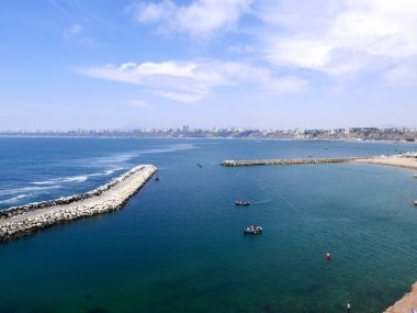 Uçurumdan Lima, panoramik manzara bay Perulu başkentin kuzey bölümüne Chorrillos ilçesinden. Resimdeki orada tekneler, bir iskele, dış cephe binalar bir uçurumun üzerinden. Tekneler ile Pasifik Okyanusu vardır içinde belgili tanımlık fotoğraf.