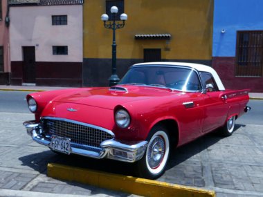 Lima, Peru. 4 Aralık 2016. 1955 ve 1957 arasında Ford Motor Company ABD tarafından inşa edilmiş bir V8 motoru ile ilk nesil Ford Thunderbird Coupe kırmızı ve beyaz rengi. Lima Pueblo Libre bölge toplantı bir vintage otomobillerde sergilendi.
