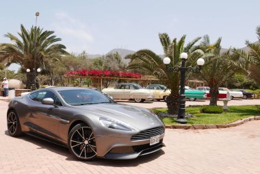 Lima, Peru. 11 Kasım 2017. Ön ve yan görünümü bir nane koşulu gri Aston Martin Vanquish Coupe Lima güneyinde. Bu araba 2001 ve 2007 yılları arasında İngiltere'de üretildi. güneşli bir günde bir retromobile gösterisinde fotoğraf çekildi