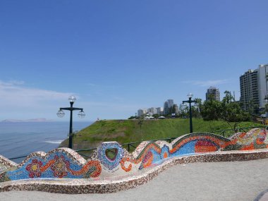 Doğal görünümü süslü çok renkli modern büyük kiremitli tezgah Lima Miraflores turistik ilçe aşk Park (Parque del Amor). Park Pasifik Okyanusu kıyı şeridi, büyük uçuruma inşa 