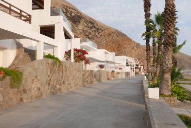 Dış modern tatil Lapa Lapa Lima plaj denize bakan ev sahipliği yapmaktadır. Bu, 70 kilometre güneyinde Lima ve Pasifik okyanus kıyı şeridi bulunmaktadır 