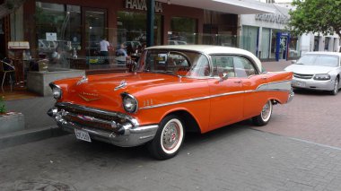 Lima, Peru. 8 Nisan 2012. Ön ve yan bir klasik Nane koşulu zor en iyi dört kapı Orange ve Chevrolet Bel Air 1957 yılında General Motors tarafından üretilen beyaz çatı ile görüntüleyin. Fotoğraf Lima San Isidro bölge çekilmişti