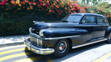 Ön ve yan siyah Desoto Sedan San Isidro bölge Lima bir sokakta park edilmiş bir nane koşul görüntüleyin. 1949 yılında Amerika Birleşik Devletleri'nde inşa bir dört kapı büyük araç bu.  