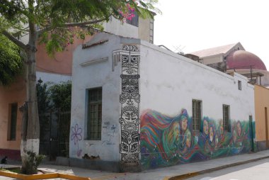 Lima, Peru. 19 Mayıs 2018. Çok renkli dekoratif duvar yazısı ile klasik ev duvarları Barranco hippi Lima bölge boyanmış. Resimdeki orada bir yaya yolu, ağaçlar ve ckear günde 