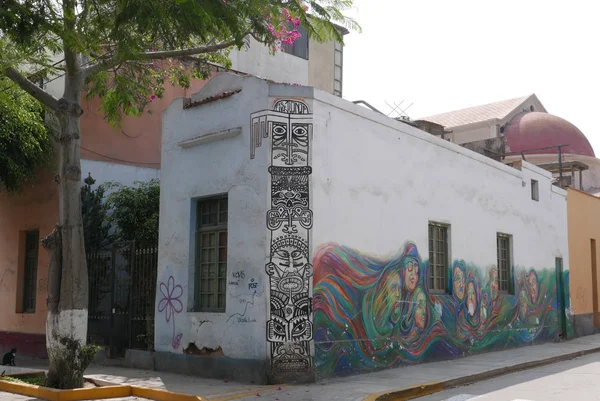 Lima, Peru. 19 Mayıs 2018. Çok renkli dekoratif duvar yazısı ile klasik ev duvarları Barranco hippi Lima bölge boyanmış. Resimdeki orada bir yaya yolu, ağaçlar ve ckear günde 