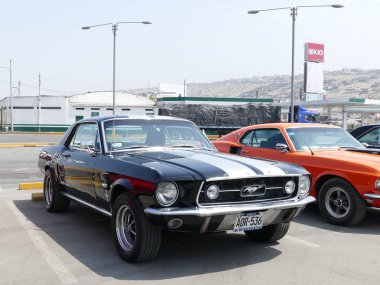 Lima, Peru. 24 Eylül 2017. Ön ve yan bir siyah görüntüleyin ve gümüş renk Ford Mustang V289 Ford Motor Company ABD tarafından 1967 yılında inşa edilmiş. Bu araç temiz ve yeni gibi oldu. Lima güneyinde bir benzin istasyonunda içinde park edilmiş.