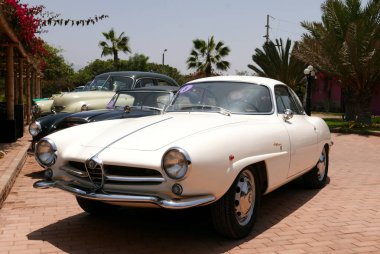 Lima, Peru. 11 Kasım 2017. Lima sergilenen bir nane koşulu beyaz Alfa Romeo Giulietta Sprint Speciale Bertone Coupe ön ve yan görünüm.