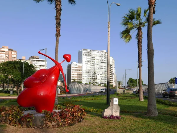 Lima Perú Mayo 2016 Preciosa Estatua Roja Cupido Ubicada Fuera — Foto de Stock