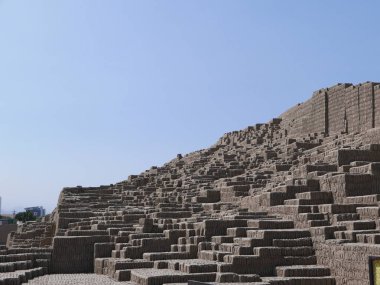 Kısmi görünümü Huaca Pucllana piramidin adobe dikey tuğla ve adımları ile. Bu huaca 1700 yıl önce inşa edilmiş ve Lima Miraflores bölgesinde yer alır. Modern evleri ve binaları ile çevrilidir. 