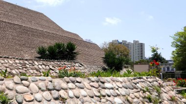 Kısmi Huaca Huallamarca denilen piramit görünümünü Lima San Isidro bölgesinde yer. Tapınağın 2000 yıl öncesine ait. Bitkiler, çiçekler, ağaçlar, modern evler ve binalar görüntü vardır
