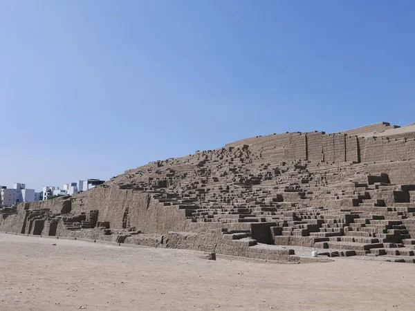 Adobe dikey tuğla ve adımlarla Huaca Pucllana piramit kısmi görünümü. Bu huaca 1700 yıl önce inşa edilmiş ve Lima Miraflores bölgesinde yer alır. Bu Huaca modern evleri ve binaları ile çevrilidir. 