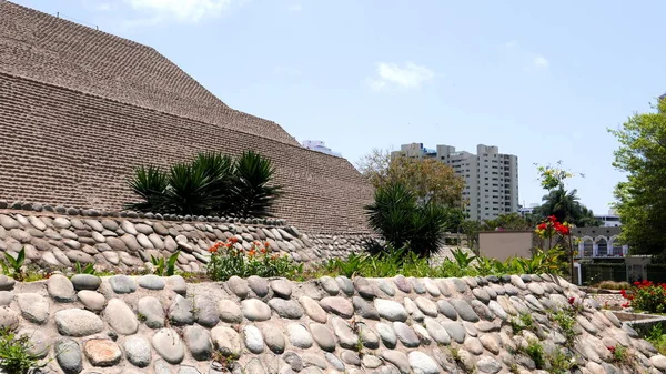 Vista Parcial Pirámide Llamada Huaca Huallamarca Ubicada Distrito San Isidro Imágenes De Stock Sin Royalties Gratis