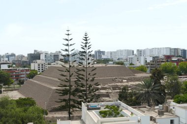 Eski piramit tapınağın kısmi görünümü Huaca Huallamarca olarak adlandırılır. Bu önemli arkeolojik kompleks modern binalar ve evler çevrili San Isidro Lima ilçe merkezinde yer