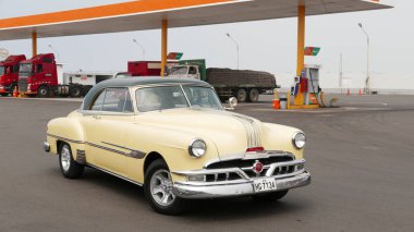 Lima, Peru. 11 Kasım 2017. Ön ve yan yılında ABD'de General Motors tarafından üretilen ve Park Lima güneyinde bir sarı ve yeşil renk Nane koşulu 1953 Pontiac Catalina Coupe görüntülemek