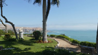 Lima, Peru. 11 Nisan 2018. Bir süs Parkı Barranco bölgesinde doğal manzara Lima Körfezi'nin güneyinde. Bitkiler, çim, çiçekler, ağaçlar, bir aslan, bir kaya oluşumu ve Pasifik Okyanusu heykeli içinde belgili tanımlık fotoğraf are 